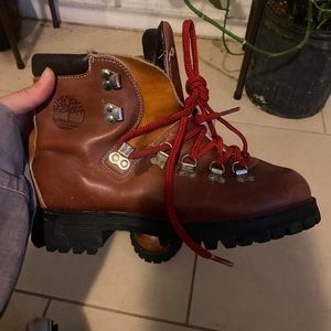 Vintage Timberland boots fits a size 8